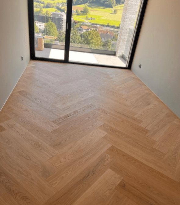 Massivparkett im Fischgrat-Muster in einer Neubauwohnung