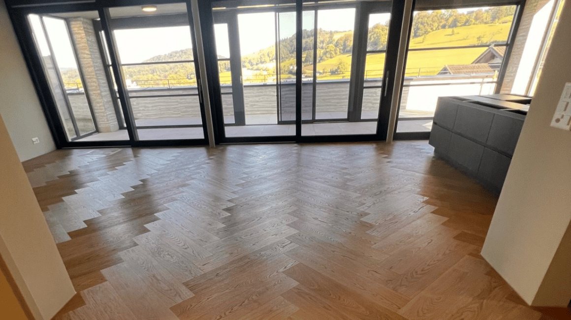 Eichenparkett in einem Neubau mit grossen Fensterfronten, Rudolfstetten