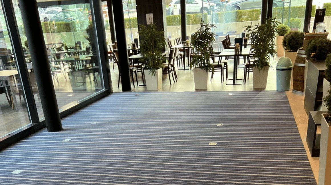 Teppich mit Streifenmuster im Korridor eines Hotels in Rümlang