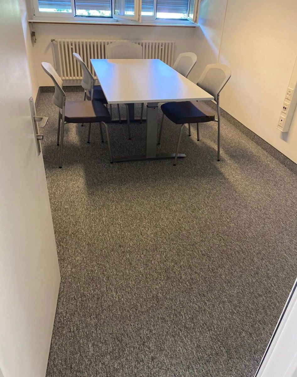 Spannteppich, Stiftung Diakoniewerk Neumünster: Dunkler Spannteppich in Korridoren und einem Sitzungszimmer