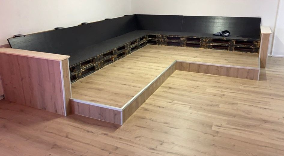 Laminat, Pro Fight Box Club in Dübendorf: Laminatboden und Holzverkleidungen im Trainingsraum eines Box Clubs